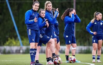 Maite Valero, Vanessa Rodríguez y Elena Valej bromean con el fotógrafo durante la sesión de ayer en los anexos de Tajonar