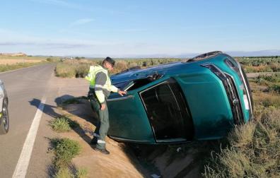 Estado en el que quedó el vehículo tras salirse de la carretera en la NA-3042 en Ablitas