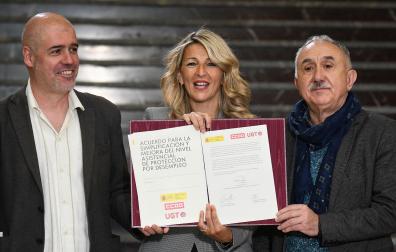 El secretario general de CCOO, Unai Sordo; la vicepresidenta segunda y ministra de Trabajo, Yolanda Díaz, y el secretario general de UGT, Pepe Álvarez, posan durante la firma del acuerdo para la reforma del subsidio de desempleo