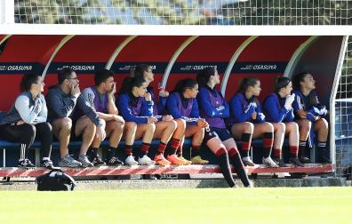 Las jugadoras rojillas del banquillo observan una jugada del choque de vuelta del playoff por el ascenso contra el Alhama.