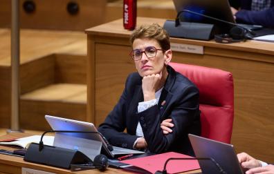 La presidenta María Chivite, durante la sesión plenaria de control al Gobierno que celebra este jueves el Parlamento