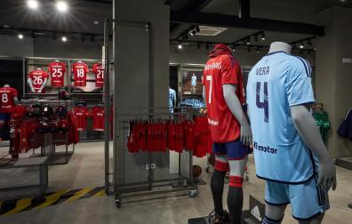 Camisetas con los nombres de las jugadoras de Osasuna Femenino en la tienda del club
