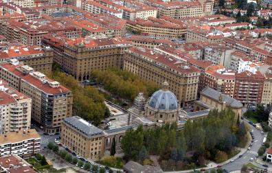 Imagen aérea del monumento a Los Caídos y de la plaza de la Libertad. El conjunto supone actualmente una barrera en la evolución de la ciudad hacia la parte sur