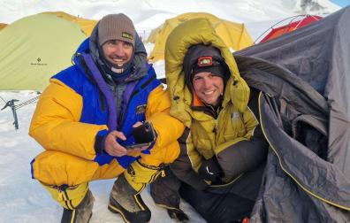 Óscar Fernández y Gonzalo Fernández -posando en la foto en el Base del Makalu- buscarán en la madrugada de este domingo 12 de mayo la cima en el Makalu