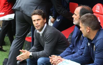 Rubi es uno de los mejores colocados para dirigir a Osasuna. En la foto, en el banquillo de El Sadar el año pasado con el Almería