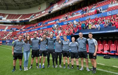 De izq. a dcha: Ekaitz Irujo (segundo entrenador), Marta Fernández (nutricionista), Jabi Gallego (entrenador de porteras), Mikel Álvarez (analista), Fermín Eransus (readaptador físico), Josu Domínguez (primer entrenador), Saioa Burgui (delegada), Inés Lahera (fisioterapeuta), Mikel Viscarret (médico) y Alberto Pérez de Ciriza (preparador físico).