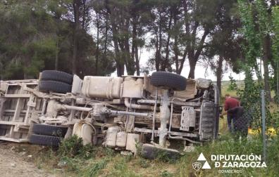 El camión volcó en la carretera A-1208.
