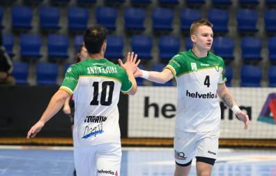 Niko Martinovic se felicita tras una jugada con Ander Torriko en uno de los partidos de la temporada