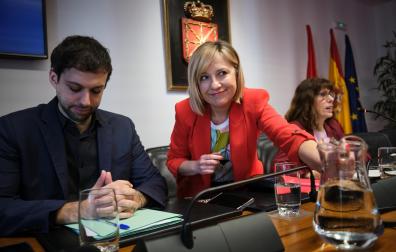 Rashid Mohamed (director de Función Pública), la consejera Amparo López y Maite Esporrín (PSN), este martes en el Parlamento