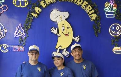 Daniel Santos, Marta Molero y Yosmel Noriega, en La Empanadería, en la avenida Marcelo Celayeta