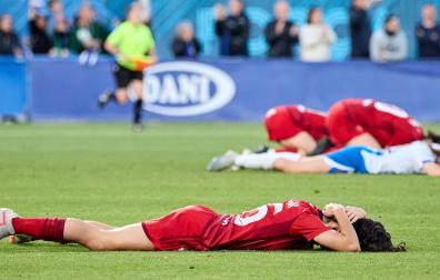 Jugadoras de Osasuna y del Espanyol tendidas en el suelo al final del partido; unas por la desolación de la derrota, otras por la alegría de la victoria.