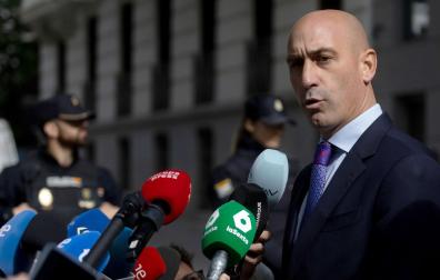 El expresidente de la Real Federación Española de Fútbol (RFEF), Luis Rubiales, ofrece declaraciones a los medios en la Audiencia Nacional