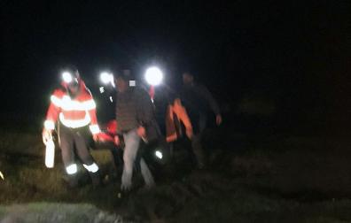 Momento del rescate por parte de los bomberos del hombre de 73 años desaparecido el jueves al atardecer en el entorno de la Fábrica de Armas de Orbaizeta