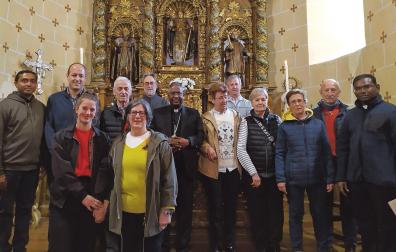 La familia Iragui y el sacerdote Pedro Jiménez con el obispo de Kerala y los sacerdotes de India que acudieron a Navaz