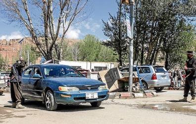Control de seguridad en entrada de la carretera que lleva a las ruinas de una estatua de Buda en Bamiyán