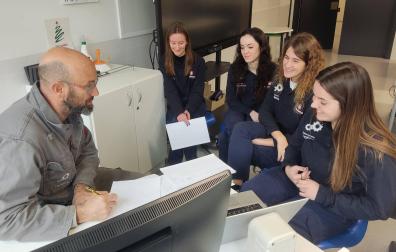 Alumnas de Diseño en Fabricación Mecánica con su profesor, cuando planificaban la estación