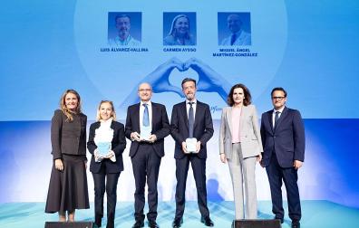De izquierda a derecha, Rosario Serrano (Unidad Editorial); los científicos premiados Carmen Ayuso, jefa de Servicio de Genética de la FDJ; Miguel Ángel Martínez González, catedrático de Salud Pública en la Universidad de Navarra, y Luis Álvarez-Vallina, jefe de la Unidad de Inmunoterapia del Hospital 12 de Octubre de Madrid; Laura Múgica (Unidad Editorial) y Daniel Aparicio (Unidad Editorial).