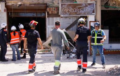 Unos bomberos trabajan en las labores de desescombro después del derrumbe de la terraza de un restaurante de la Playa de Palma, este viernes