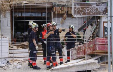 Bomberos, junto al restaurante de la Playa de Palma cuya terraza se derrumbó la noche de este jueves y causó 4 muertos