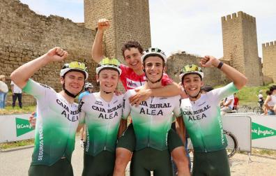 Alex Díaz celebra con sus compañeros del Caja Rural-Aleale su victoria en la Vuelta a Navarra