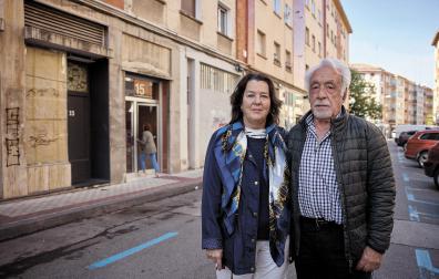 Anabel Liras y su marido, propietarios del piso, junto al portal de la calle Guelbenzu