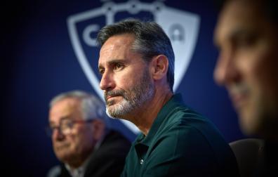 A: J.P. Urdíroz
F: 28-05-2024
P: 
L: Pamplona. Estadio del Sadar.
T: Fútbol. Presentación de Vicente Moreno como nuevo entrenador de Osasuna..