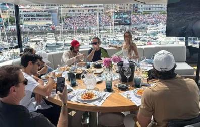 El rapero Fedez con su nueva novia Garance Authié y amigos disfrutando en un yate del Gran Premio de Mónaco