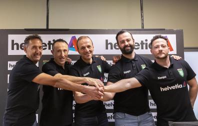 (De izda. a dcha.) Mikel Moreno (médico), Javier Angulo (preparador físico), Quique Domínguez (entrenador), Pablo Galech (segundo entrenador) y Josetxo Retegi (fisioterapeuta).