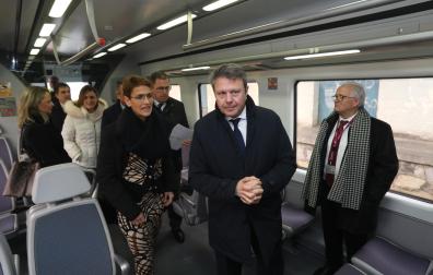 La presidenta Chivite; el presidente de Renfe, Blanco, y el secretario de Estado de Transportes Santano, junto a otros cargos, dentro del tren en su presentación el pasado 22 de enero