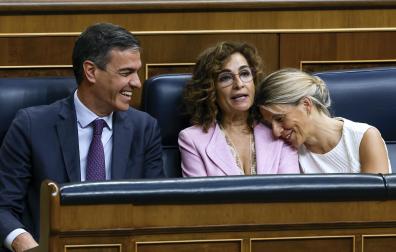 El presidente del Gobierno Pedro Sánchez, la vicepresidenta primera del Gobierno María Jesús Montero y la vicepresidenta segunda del Gobierno Yolanda Díaz durante el pleno del Congreso que ha aprobado definitivamente la Ley de Amnistía