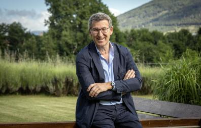 El presidente del PP, Alberto Núñez Feijóo, en el exterior del hotel Eurostars Pamplona
