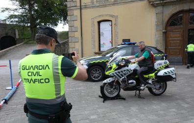 Fotos de la exposición en la Sala de Armas de la Ciudadela sobre los 65 años de historia de la Guardia Civil de Tráfico en Navarra.