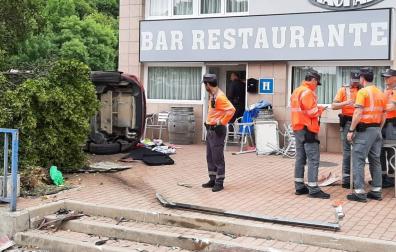 El coche ha saltado las escaleras y ha terminado en la terraza del bar