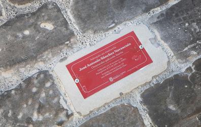 Una de las placas homenaje colocadas en el recorrido del encierro