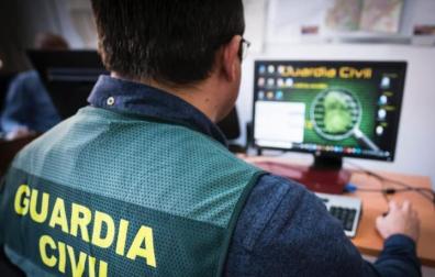 Imagen de archivo de un agente de la Guardia Civil frente a un ordenador