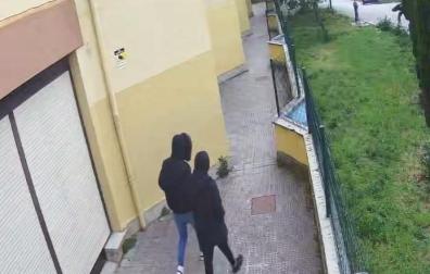 Imagen de las cámaras en el momento en el que captaron al detenido robando en el colegio de Berriozar