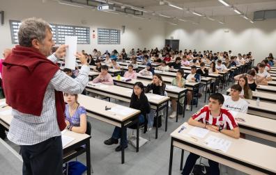 Un profesor da indicaciones a alumnos en el campus de la UPNA de Tudela, el martes por la mañana, antes de comenzar las pruebas.