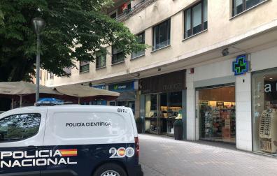 Vehículo de la Policía Científica de la Policía Nacional, en el lugar de los hechos