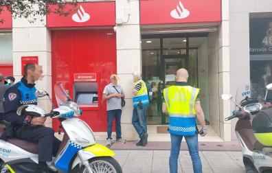 Agentes de policía, en el exterior de la oficina del Banco Santander