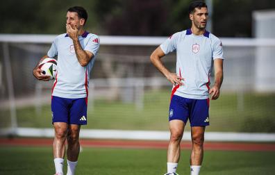Mikel Oyazabal y Mikel Merino, durante la concentración con España