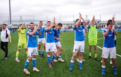 Los jugadores del Ardoi agradecen a la afición tras superar la eliminatoria ante el Itaroa Huarte