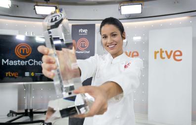 Ángela Gimeno muestra el galardón como ganadora de 'MasterChef'
