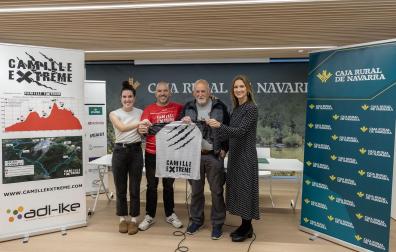 Sara Zapata, Gorka Bueno y Iosu Ximeno, organizadores del evento, y Carmen Díaz de Rada, de Caja Rural