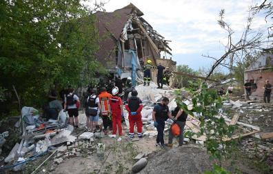 Los equipos de rescate buscan supervivientes en una casa bombardeada por Rusia en Járkov
