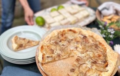 Sorprende a tus invitados con esta tarta salada de pera y gorgonzola.