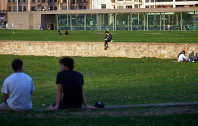 Jóvenes en la zona de la Vuelta del Castillo más próxima a la estación de autobuses, en Pamplona