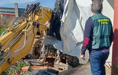 La retroexcavadora robada en Oroz-Betelu se encontraba en buen estado y oculta con unos plásticos en una finca de Alfaro (La Rioja)