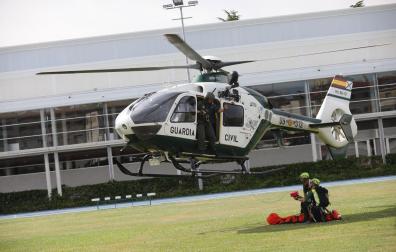 Un momento de la exhibición realizada por efectivos del GREIM de la Guardia Civil simulando un rescate con helicóptero en el estadio Larrabide
