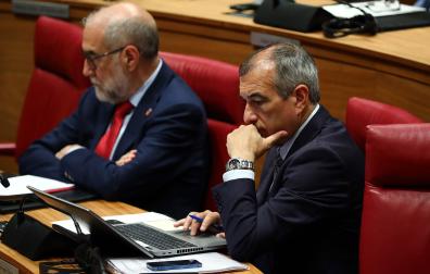 Los consejeros Domínguez (izda.) y Chivite, este jueves durante el pleno del Parlamento