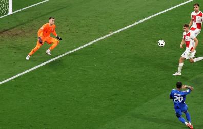 Momento en el que Zaccagni golpea con la derecha el que fue el empate de Italia, en el minuto 97 de encuentro